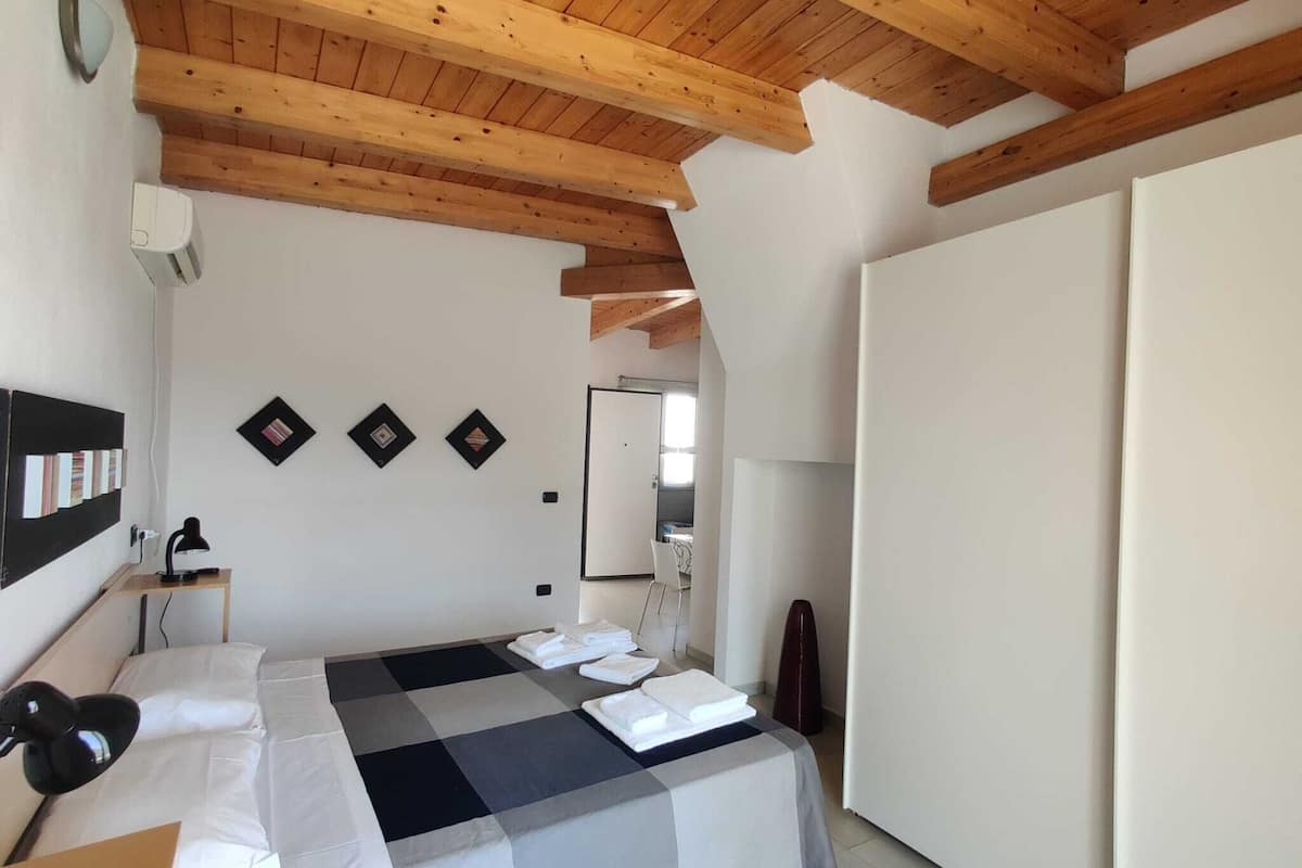 Superior Studio | 1 bedroom, blackout drapes, free WiFi, bed sheets