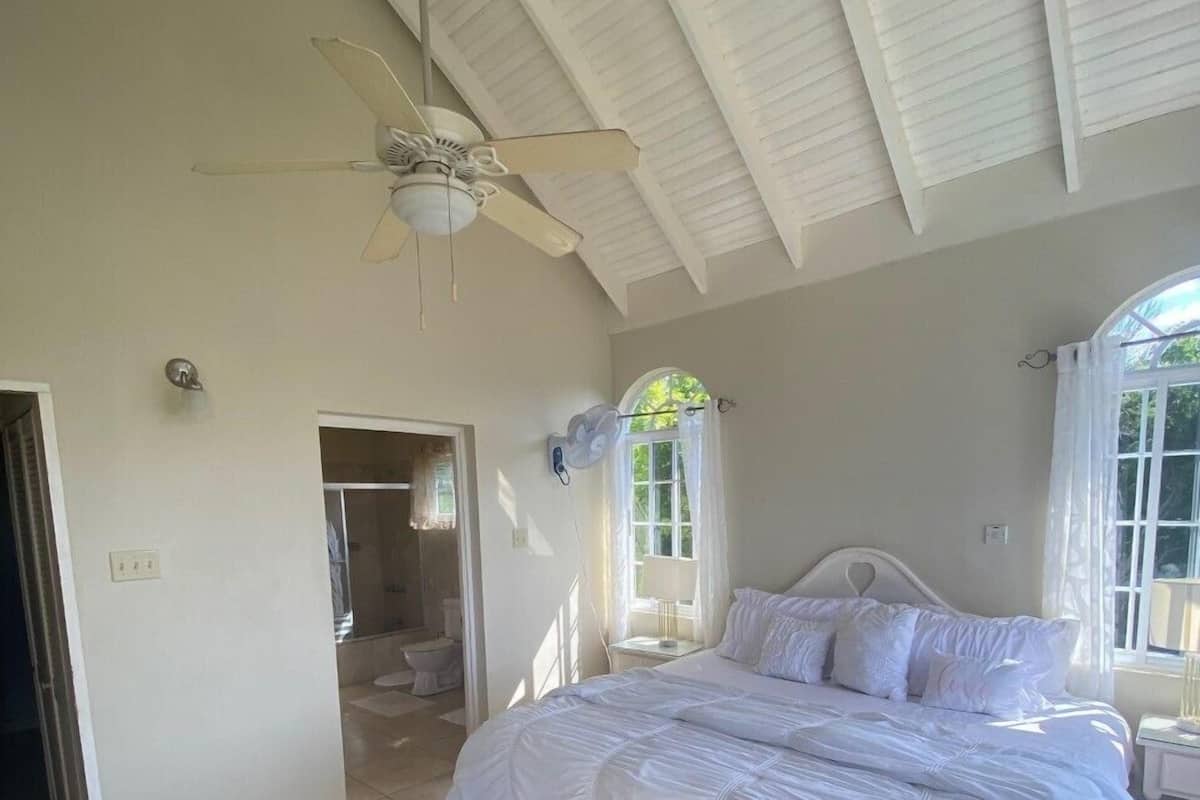 Superior suite, 1 kingsize bed, balkon, uitzicht op zee (No Air Conditioning available) | Badkamer | Handdoeken