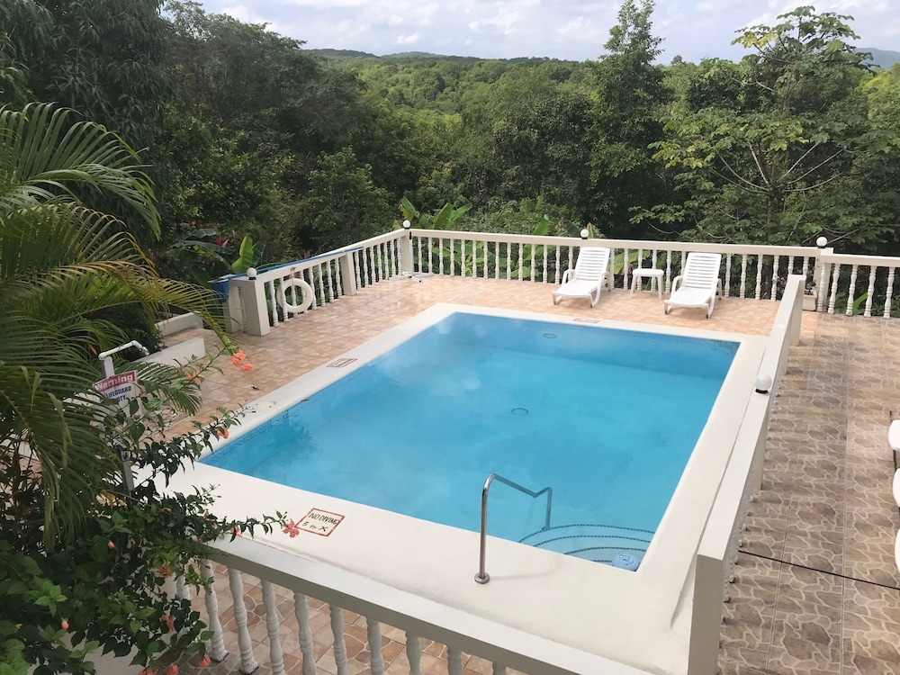 Retreat Guesthouse Luxury Suites by null