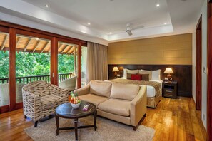 Signature Premium Suite | Premium bedding, minibar, in-room safe, desk - Amaya Lake Dambulla (Kandalama)