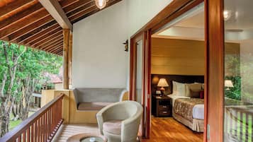 Signature Premium Suite | Premium bedding, minibar, in-room safe, desk