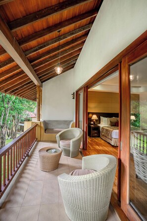 Signature Premium Suite | Premium bedding, minibar, in-room safe, desk - Amaya Lake Dambulla (Kandalama)