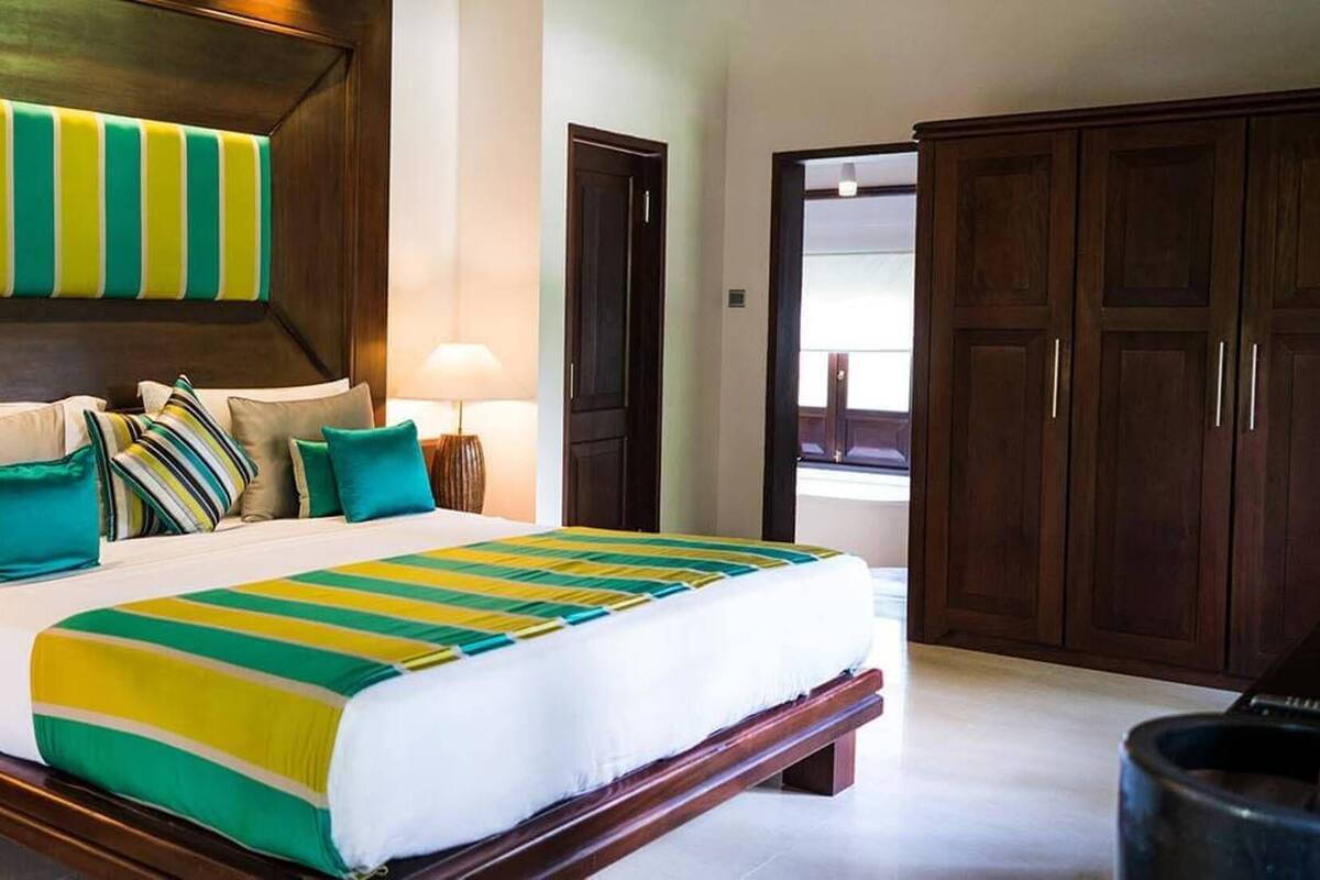 Roupas de cama premium, frigobar, cofres nos quartos, escrivaninha