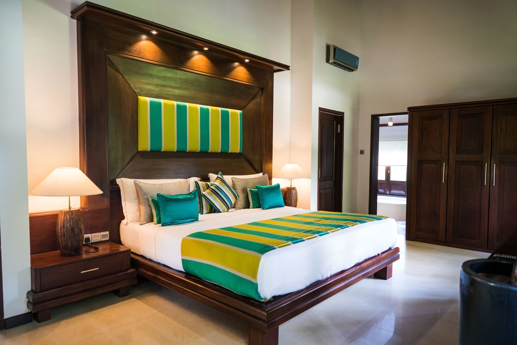 Ropa de cama de alta calidad y minibar 