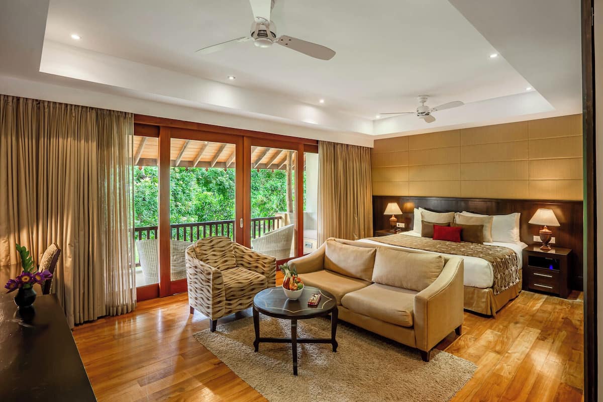 Signature Premium Suite | 1 bedroom, premium bedding, minibar, in-room safe