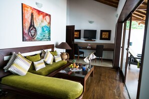 Suite Deluxe (With Plunge pool) | Área de sala de estar | Televisión LCD 