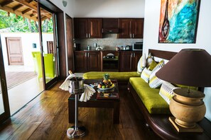 Suite Deluxe (With Plunge pool) | Ropa de cama de alta calidad y minibar 