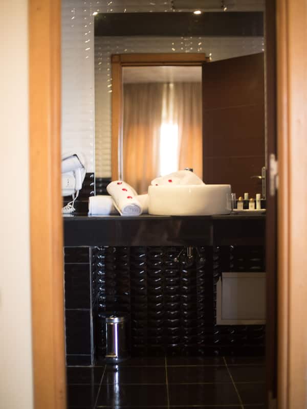 Quarto standard | Banheiro | Produtos de toalete grátis, secador de cabelo, roupões de banho