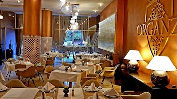 Daily buffet breakfast (MAD 80 per person)