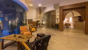 Lobby-lounge
