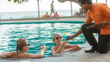 Piscine extérieure, cabanons gratuits, parasols de plage