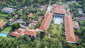 An aerial view of a resort with multiple buildings, a swimming pool, and lush greenery. - Mermaid Hotel & Club (Wadduwa)