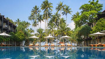 2 piscines extérieures, parasols de plage, chaises longues