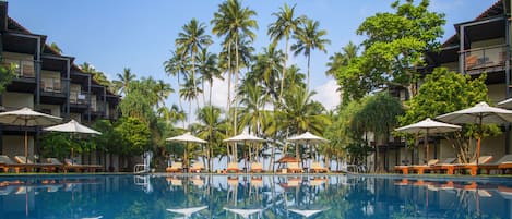 2 piscines extérieures, parasols de plage, chaises longues