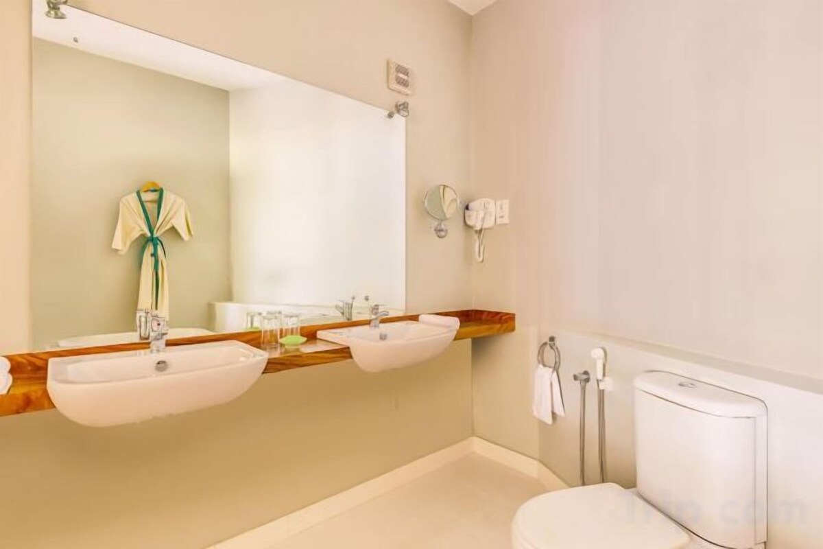 Free toiletries, hair dryer, towels