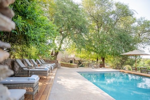Piscina externa, guarda-sóis, espreguiçadeiras