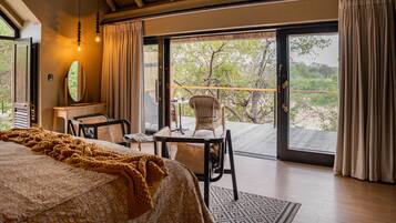 Suite | Premium bedding, minibar, in-room safe, bed sheets
