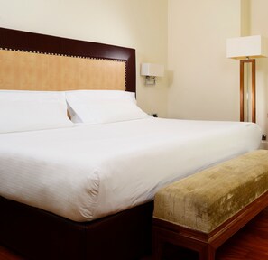 Hypo-allergenic bedding, down comforters, in-room safe - UNA Hotels Decò Roma (Rome)