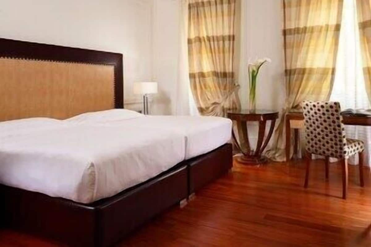 Hypo-allergenic bedding, down duvets, in-room safe