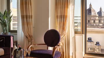 Executive-Suite | Wohnbereich | 35-Zoll-LCD-Fernseher mit Satellitenempfang, Fernseher