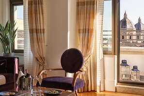 이그제큐티브 스위트 | 거 실 공간 | 위성 채널 시청이 가능한 35인치 LCD TV, TV