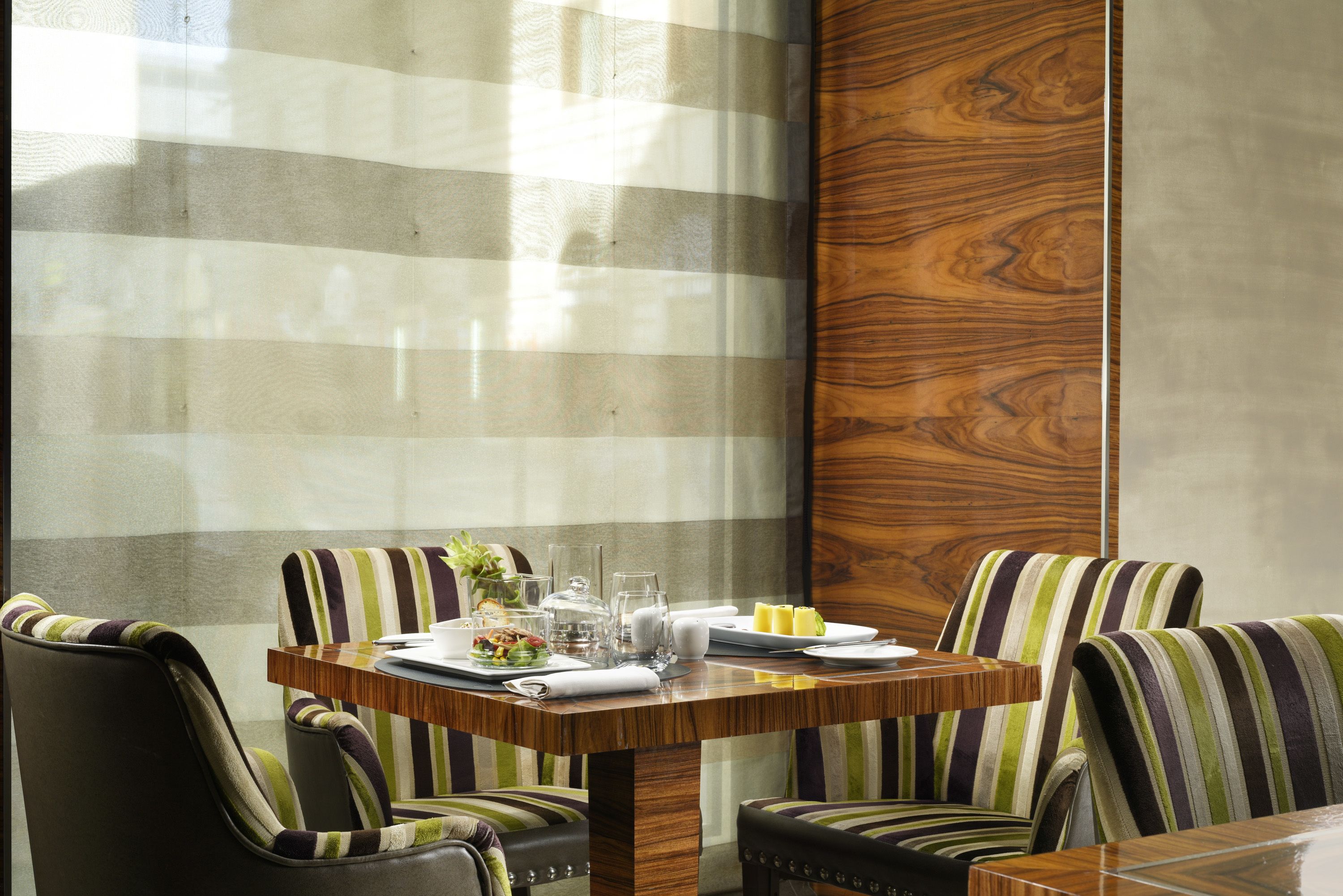 lunch and dinner served, italian cuisine