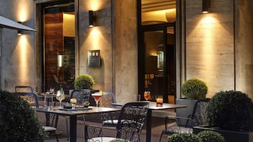 Lunch and dinner served, Italian cuisine