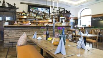 Colazione continentale, servita tutte le mattine (15 EUR a persona)