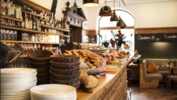 Daily continental breakfast (EUR 15 per person)