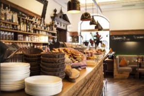 Dagelijks continentaal ontbijt (EUR 15 per persoon)