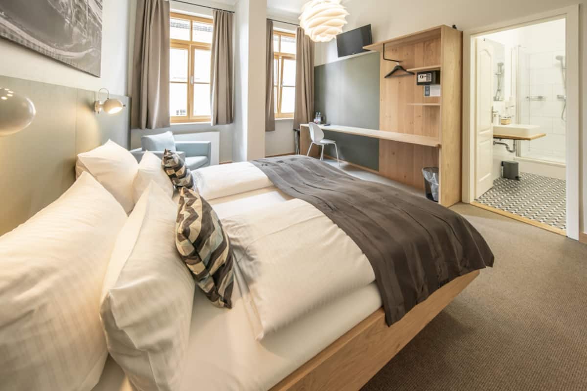 Comfort tweepersoonskamer | Hypoallergeen beddengoed, een kluis op de kamer, een bureau