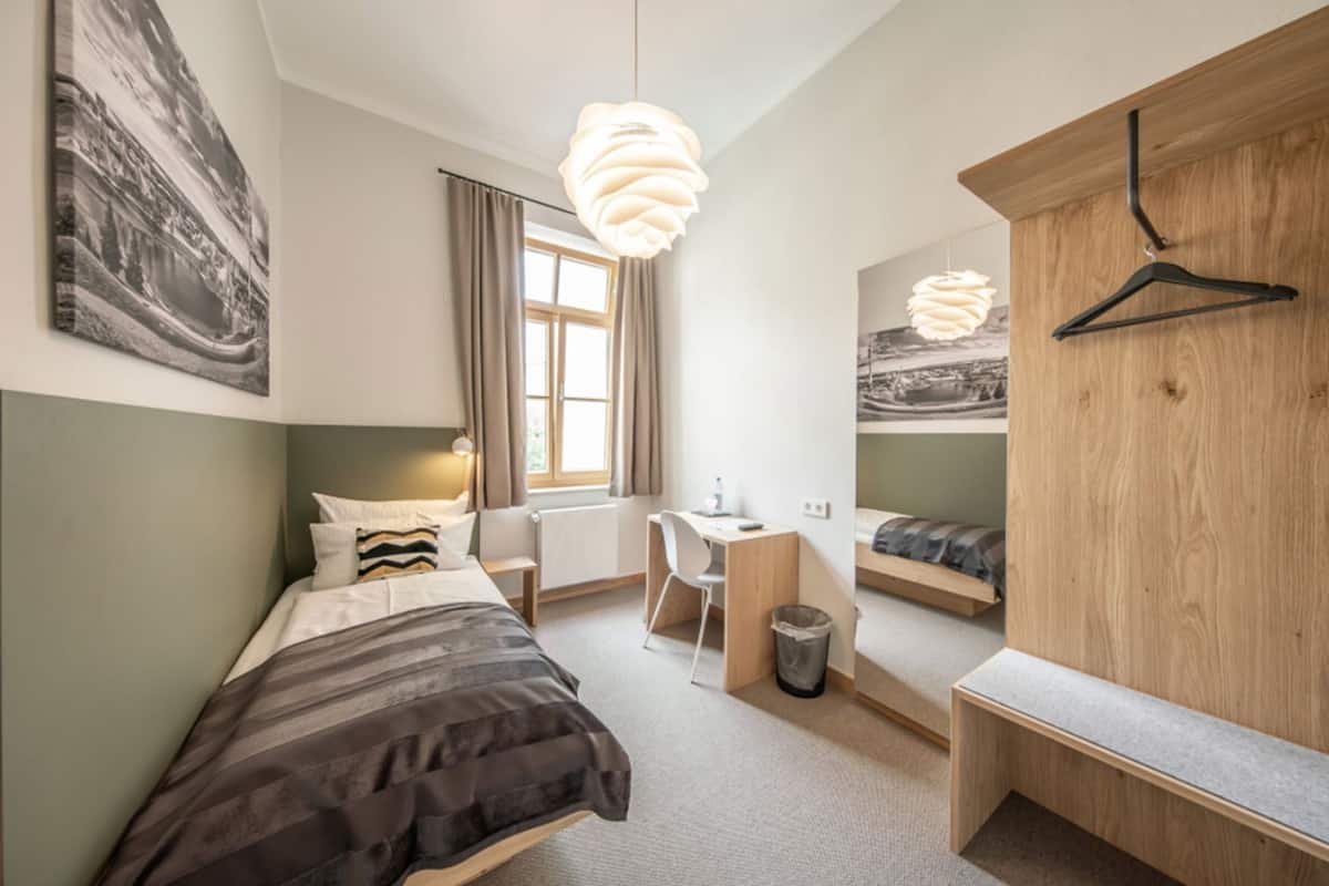 Allergikerbettwaren, Zimmersafe, Schreibtisch