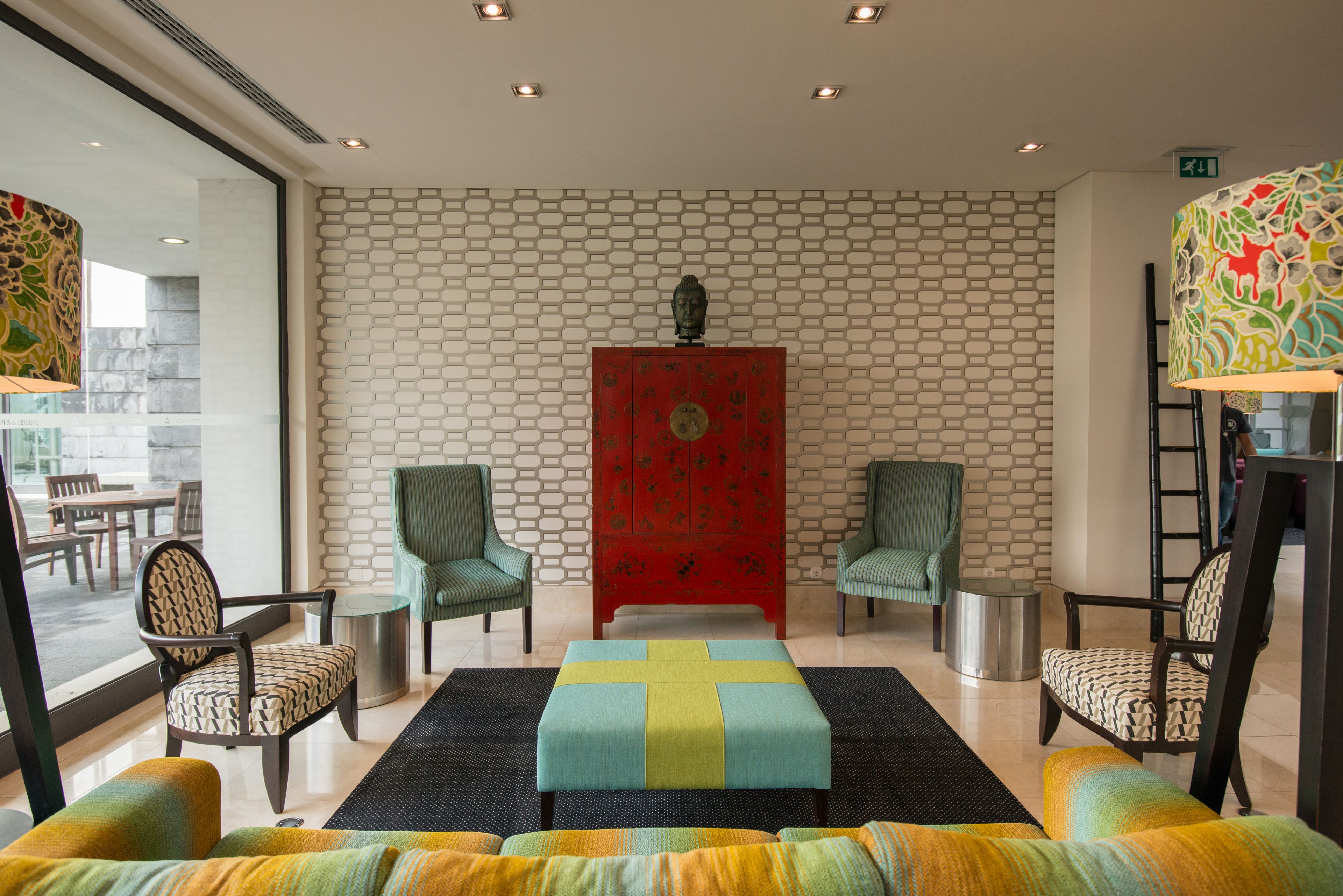 Lobby-lounge