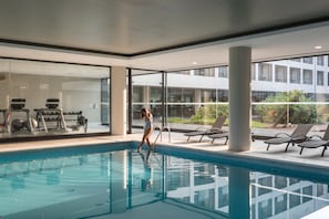 Piscine intérieure, piscine extérieure, parasols, chaises longues