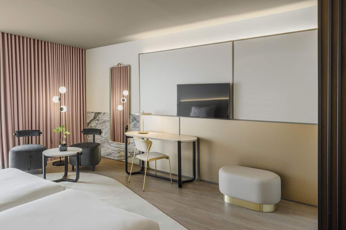 Family Room | 1 bedroom, minibar, in-room safe, desk