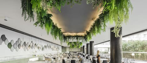 Se sirven desayunos, comidas y cenas con vista al jardín