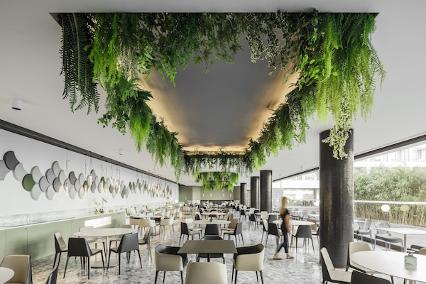 Breakfast, lunch, dinner served; garden views