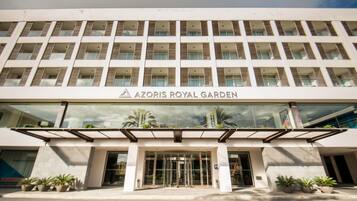 Um edifício de vários andares com uma placa que diz 'AZORIS ROYAL GARDEN'.