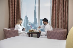 Frette Italian sheets, premium bedding, in-room safe, desk - Rose Rayhaan by Rotana (Dubai)