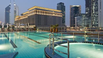 室外游泳池,開放時間為 07:00 至 19:00,提供泳池遮陽傘和日光浴躺椅