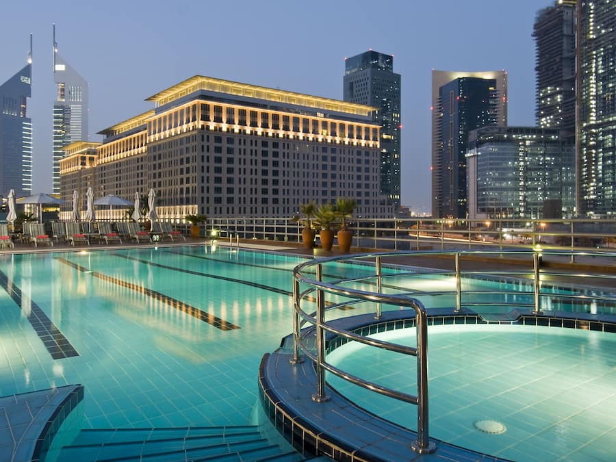 Alberca al aire libre, sombrillas en la alberca y camastros