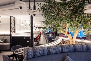 2 restaurants, breakfast, lunch, dinner served; international cuisine - Rose Rayhaan by Rotana (Dubai)