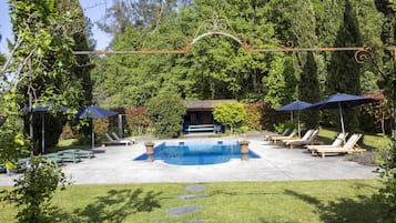 Una piscina al aire libre de temporada