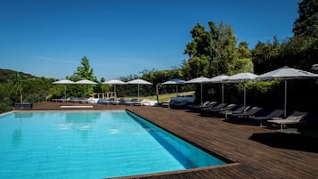 Sæsonbestemt udendørs pool, parasoller, liggestole
