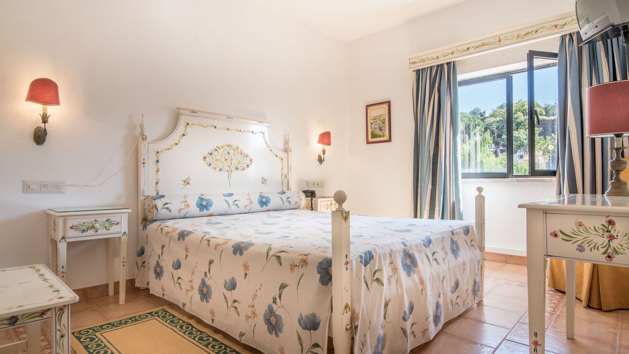 Escritorio, cortinas blackout y ropa de cama 