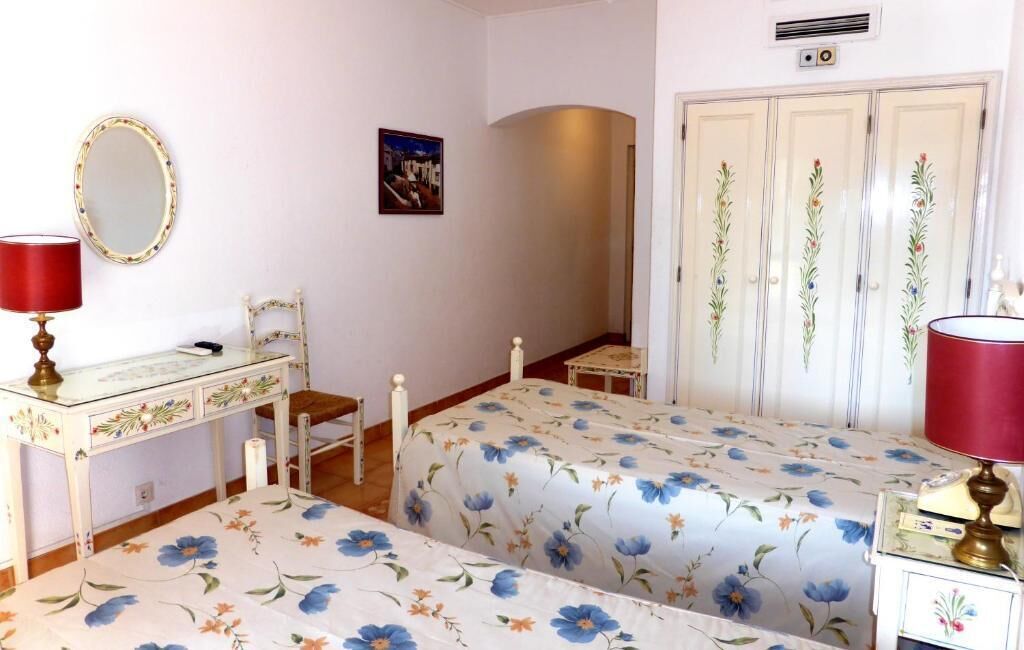 Escritorio, cortinas blackout y ropa de cama 