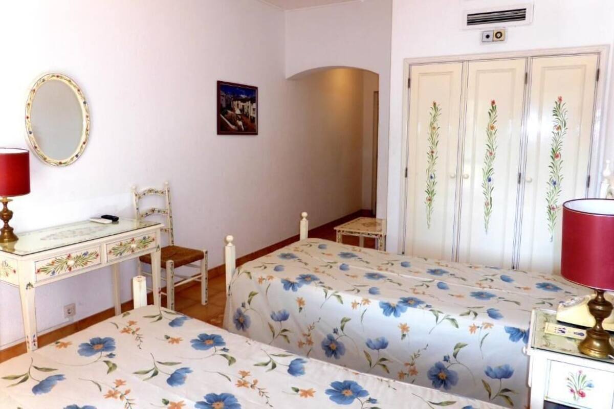 Escritorio, cortinas opacas, ropa de cama