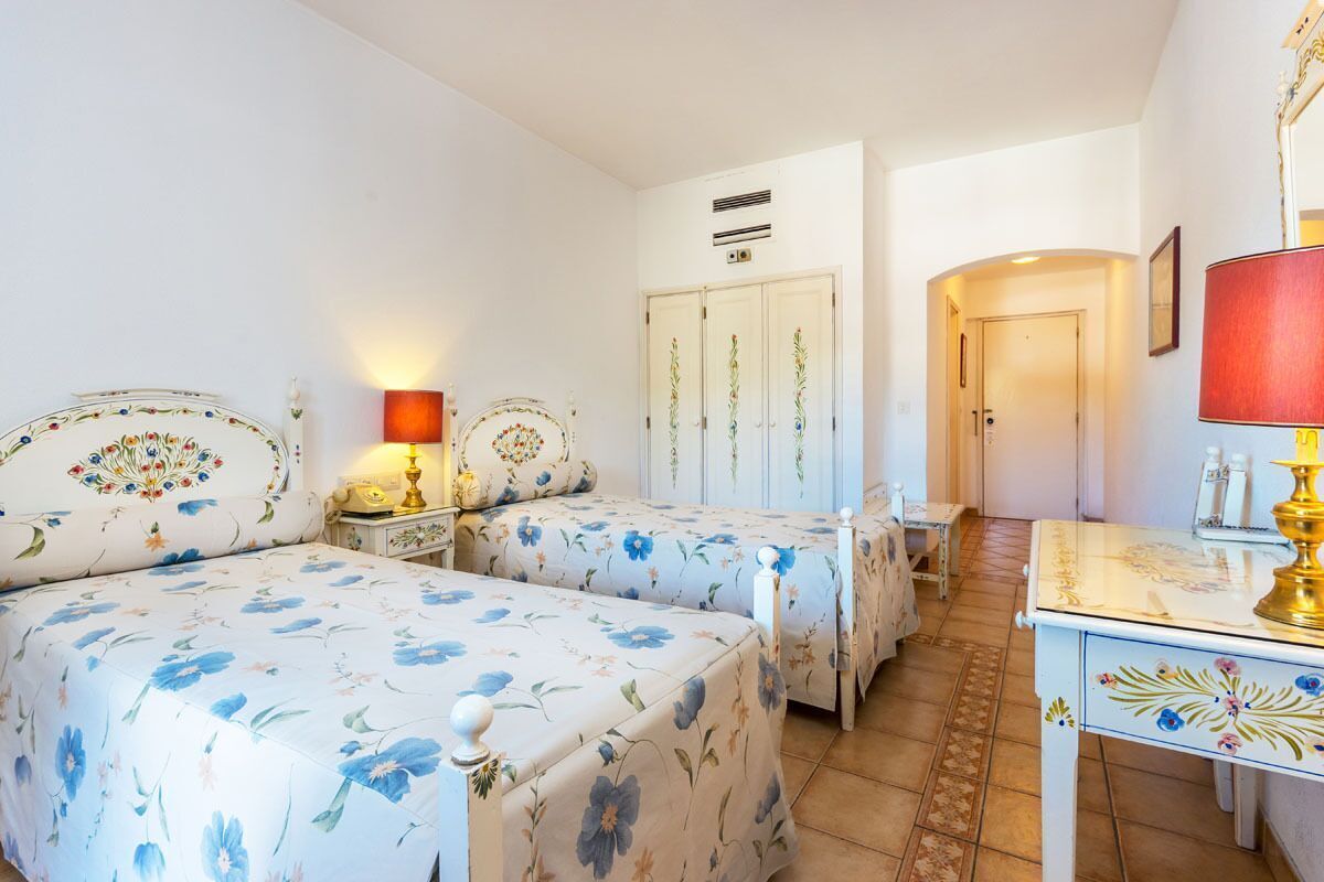 Escritorio, cortinas blackout y ropa de cama 