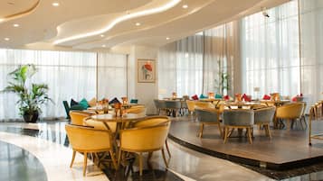 Phục vụ bữa sáng, bữa trưa và bữa tối