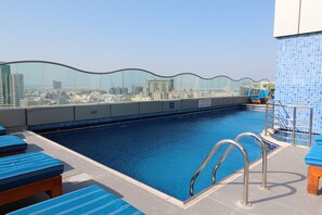 Piscine extérieure, chaises longues